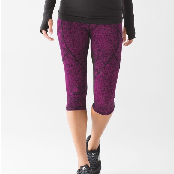 Lululemon 17” Outrun Crops in Fuchsia Paisley Sz 8 - Picture 3 of 12
